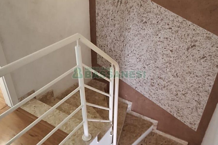 Sobrado com 139m², 3 dormitórios, 2 vagas, no bairro Nossa Senhora da Saúde em Caxias do Sul para Comprar