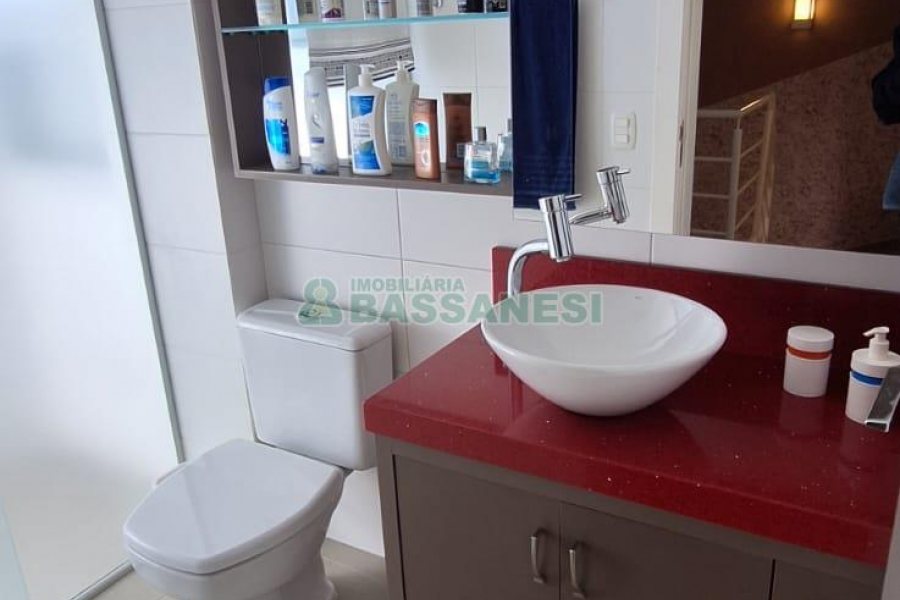 Sobrado com 139m², 3 dormitórios, 2 vagas, no bairro Nossa Senhora da Saúde em Caxias do Sul para Comprar