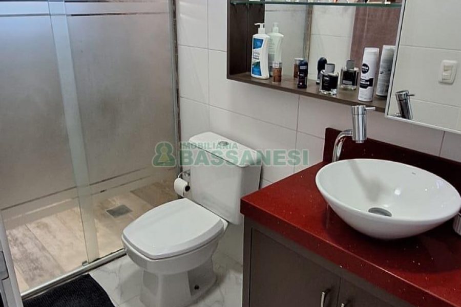 Sobrado com 139m², 3 dormitórios, 2 vagas, no bairro Nossa Senhora da Saúde em Caxias do Sul para Comprar