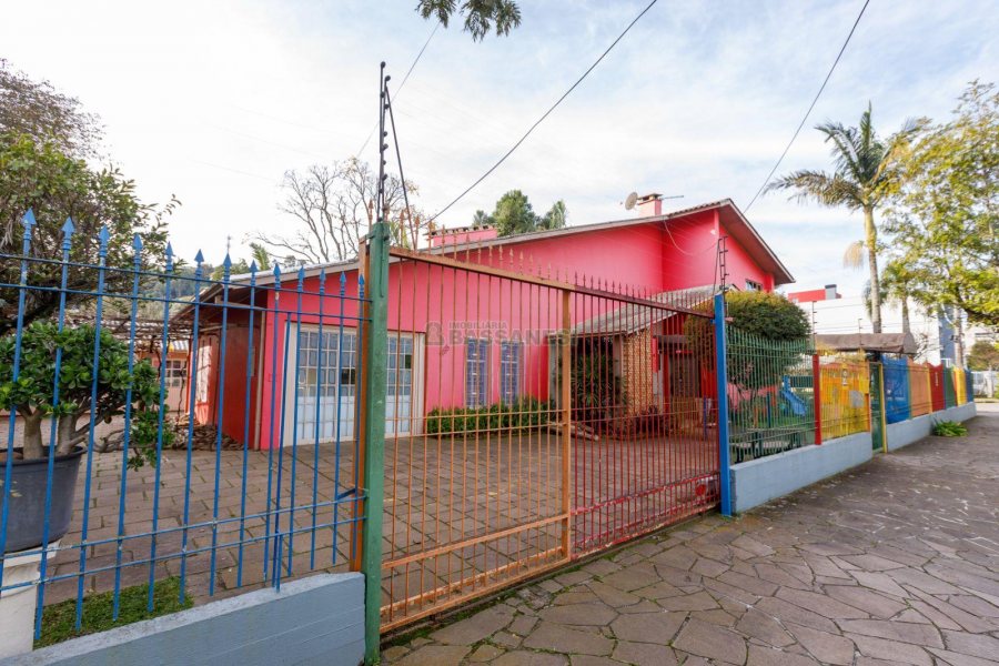 Casa com 400m², 4 dormitórios, 3 vagas, no bairro Santa Lúcia em Caxias do Sul para Comprar