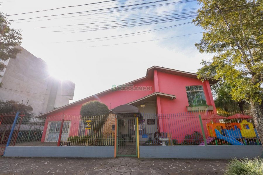 Casa com 400m², 4 dormitórios, 3 vagas, no bairro Santa Lúcia em Caxias do Sul para Comprar