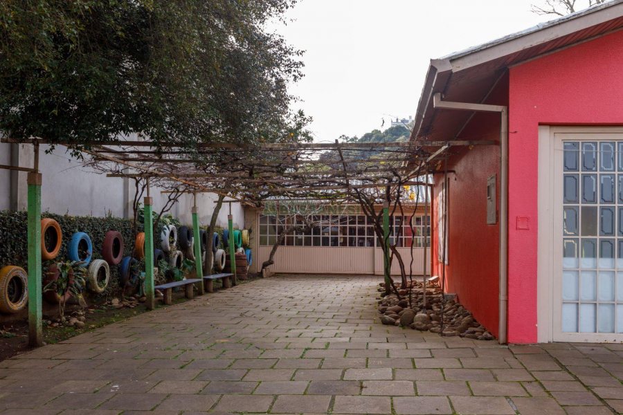 Casa com 400m², 4 dormitórios, 3 vagas, no bairro Santa Lúcia em Caxias do Sul para Comprar