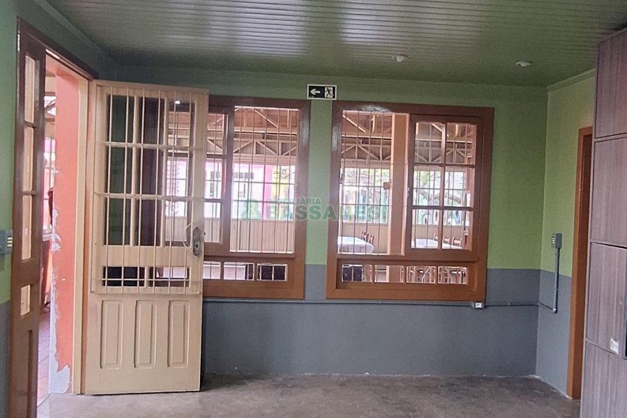 Casa com 400m², 4 dormitórios, 3 vagas, no bairro Santa Lúcia em Caxias do Sul para Comprar