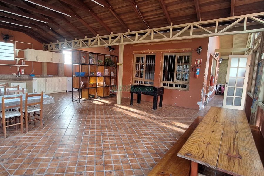 Casa com 400m², 4 dormitórios, 3 vagas, no bairro Santa Lúcia em Caxias do Sul para Comprar
