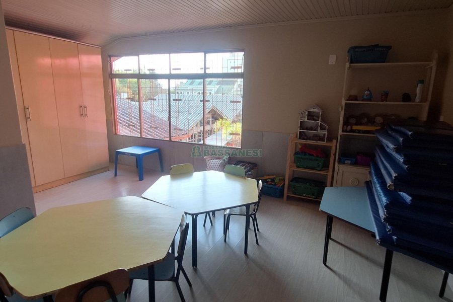 Casa com 400m², 4 dormitórios, 3 vagas, no bairro Santa Lúcia em Caxias do Sul para Comprar