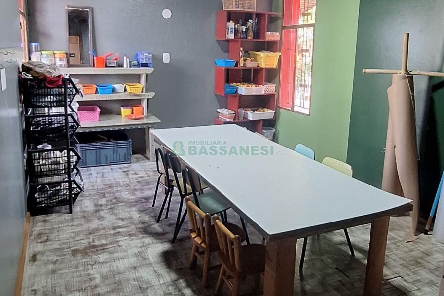 Casa com 400m², 4 dormitórios, 3 vagas, no bairro Santa Lúcia em Caxias do Sul para Comprar