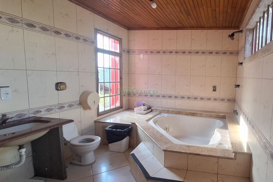 Casa com 400m², 4 dormitórios, 3 vagas, no bairro Santa Lúcia em Caxias do Sul para Comprar