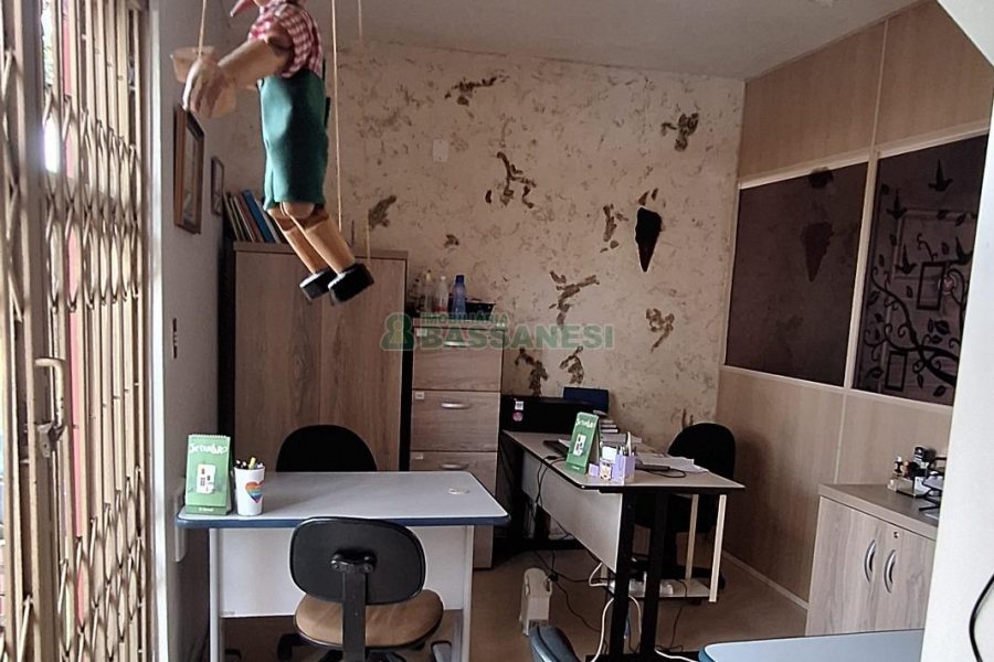 Casa com 400m², 4 dormitórios, 3 vagas, no bairro Santa Lúcia em Caxias do Sul para Comprar