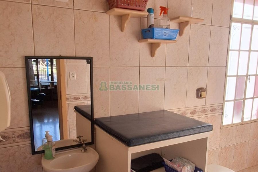 Casa com 400m², 4 dormitórios, 3 vagas, no bairro Santa Lúcia em Caxias do Sul para Comprar