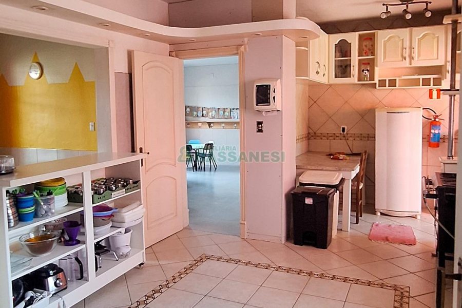 Casa com 400m², 4 dormitórios, 3 vagas, no bairro Santa Lúcia em Caxias do Sul para Comprar