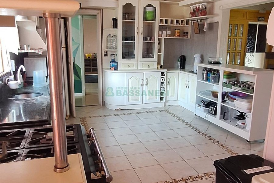 Casa com 400m², 4 dormitórios, 3 vagas, no bairro Santa Lúcia em Caxias do Sul para Comprar