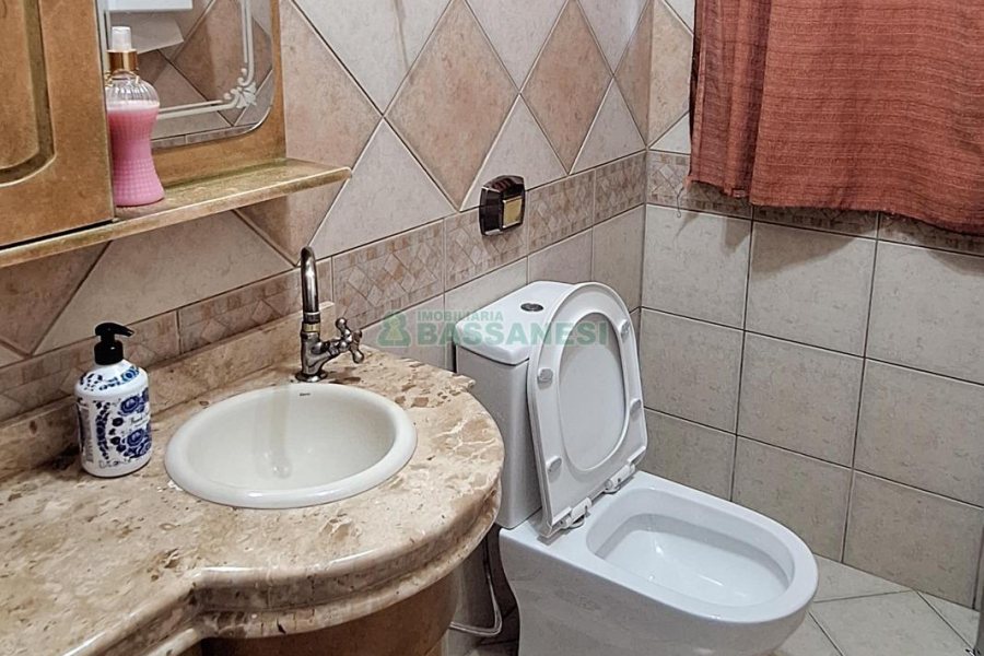 Casa com 400m², 4 dormitórios, 3 vagas, no bairro Santa Lúcia em Caxias do Sul para Comprar