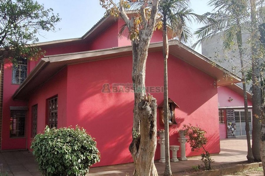 Casa com 400m², 4 dormitórios, 3 vagas, no bairro Santa Lúcia em Caxias do Sul para Comprar