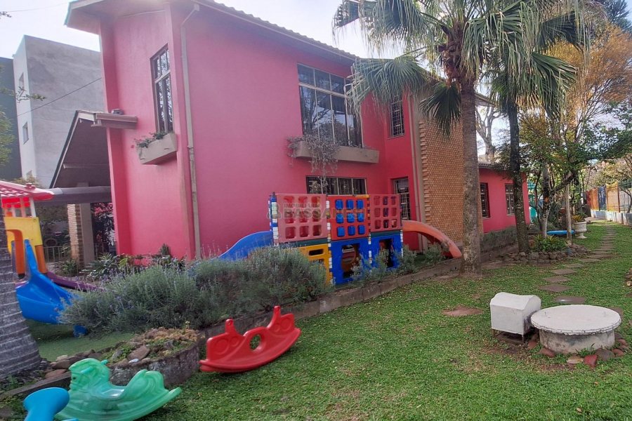 Casa com 400m², 4 dormitórios, 3 vagas, no bairro Santa Lúcia em Caxias do Sul para Comprar