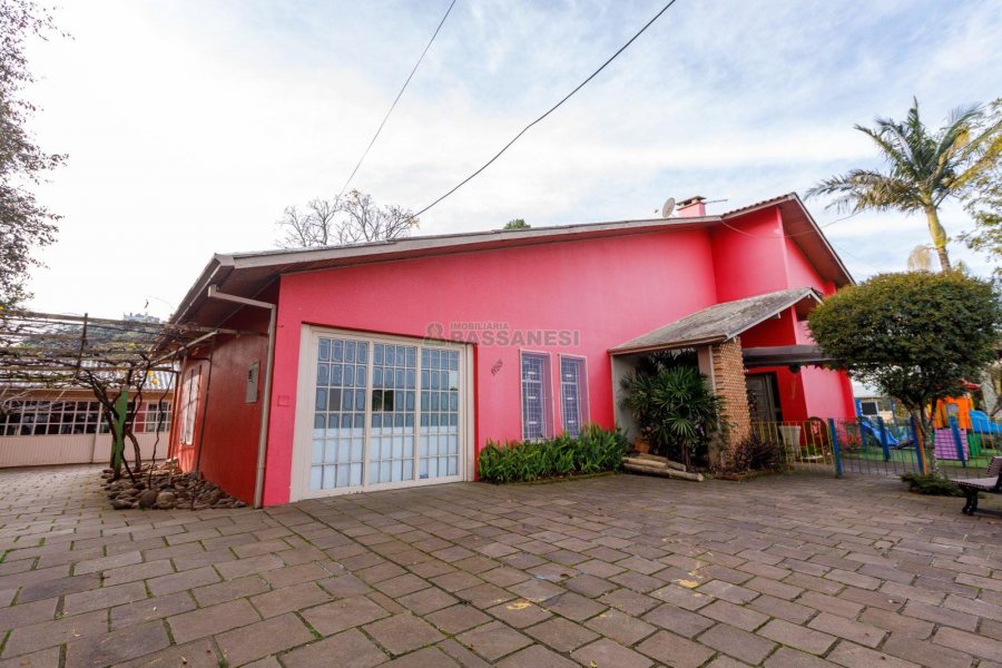Casa com 400m², 4 dormitórios, 3 vagas, no bairro Santa Lúcia em Caxias do Sul para Comprar