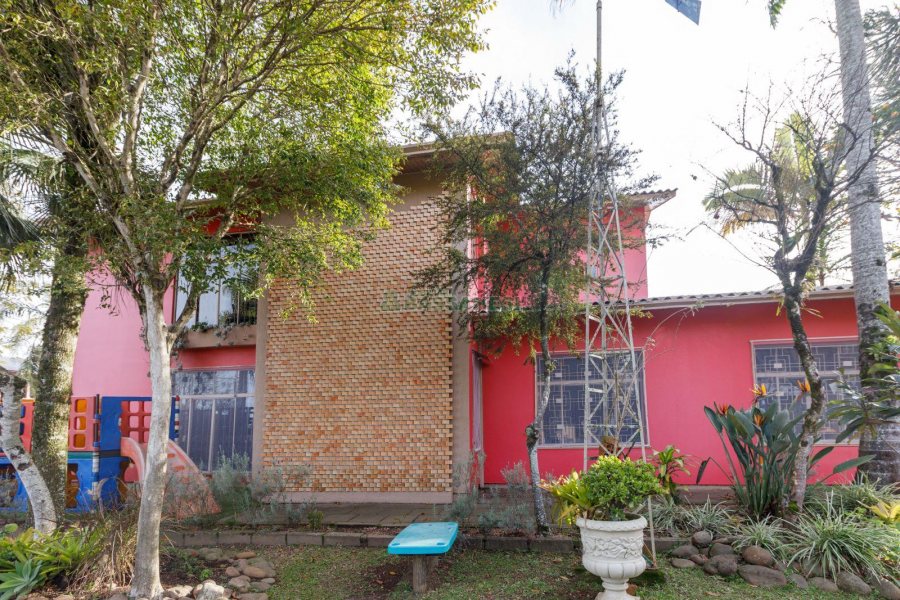 Casa com 400m², 4 dormitórios, 3 vagas, no bairro Santa Lúcia em Caxias do Sul para Comprar