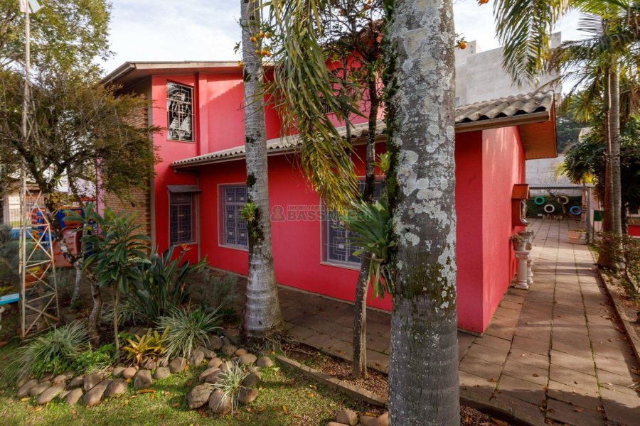 Casa com 400m², 4 dormitórios, 3 vagas, no bairro Santa Lúcia em Caxias do Sul para Comprar