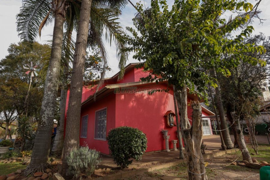 Casa com 400m², 4 dormitórios, 3 vagas, no bairro Santa Lúcia em Caxias do Sul para Comprar