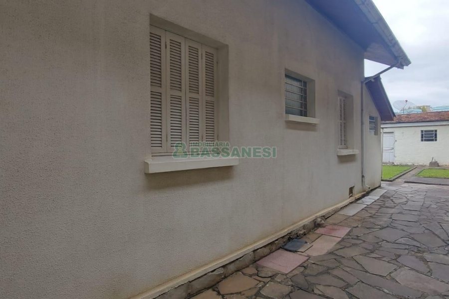Casa com 147m², 5 dormitórios, 1 vaga, no bairro Pio X em Caxias do Sul para Alugar