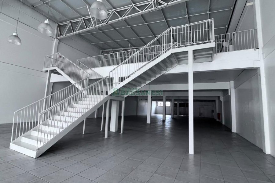 Loja com 1140m², 2 vagas, no bairro São José em Caxias do Sul para Alugar