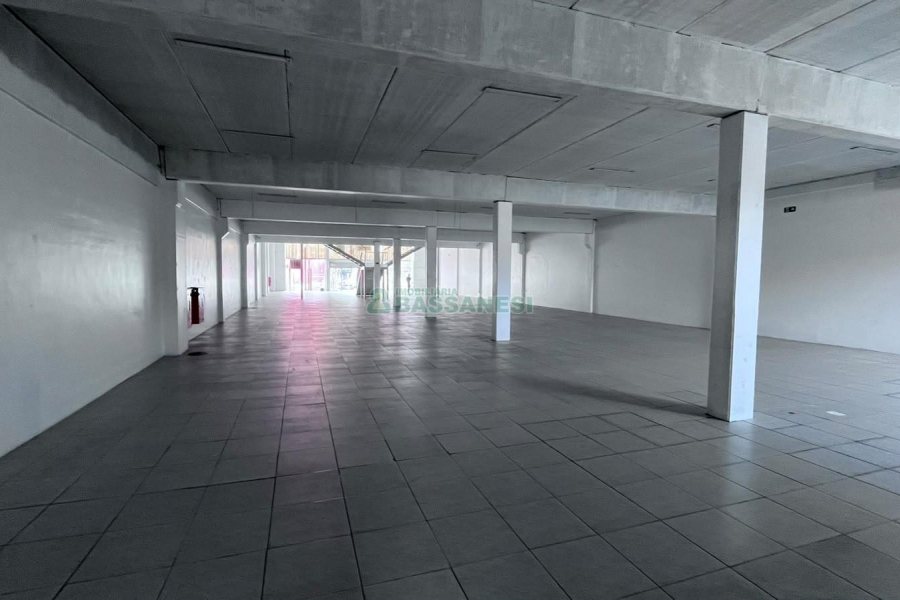 Loja com 1140m², 2 vagas, no bairro São José em Caxias do Sul para Alugar