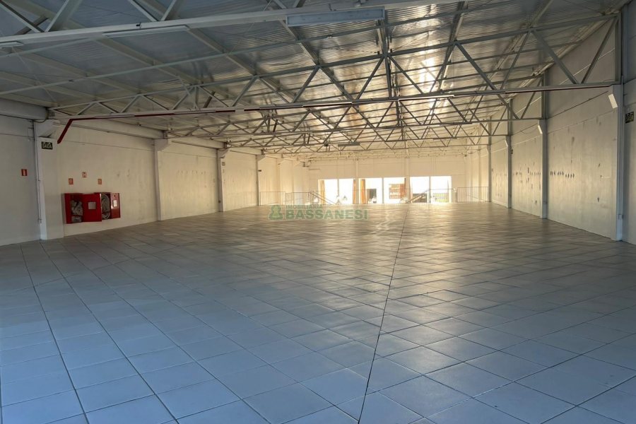 Loja com 1140m², 2 vagas, no bairro São José em Caxias do Sul para Alugar