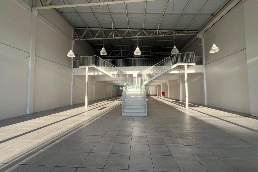 Loja com 1140m², 2 vagas, no bairro São José em Caxias do Sul para Alugar