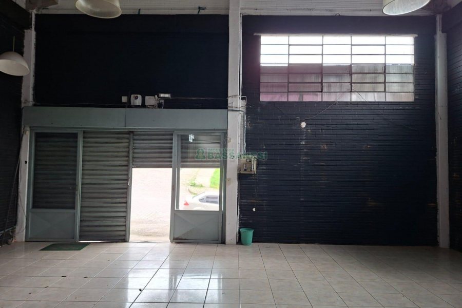 Pavilhão com 240m², no bairro De Zorzi em Caxias do Sul para Alugar