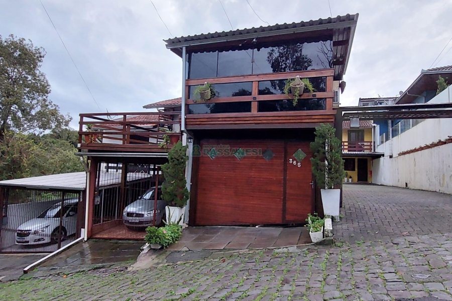 Sobrado com 60m², 2 dormitórios, no bairro Charqueadas em Caxias do Sul para Alugar