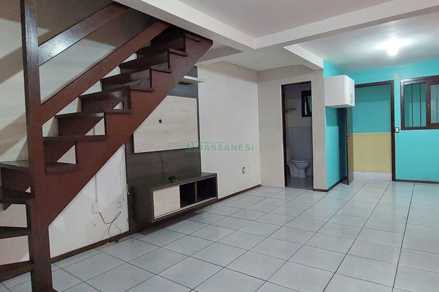 Sobrado com 60m², 2 dormitórios, no bairro Charqueadas em Caxias do Sul para Alugar