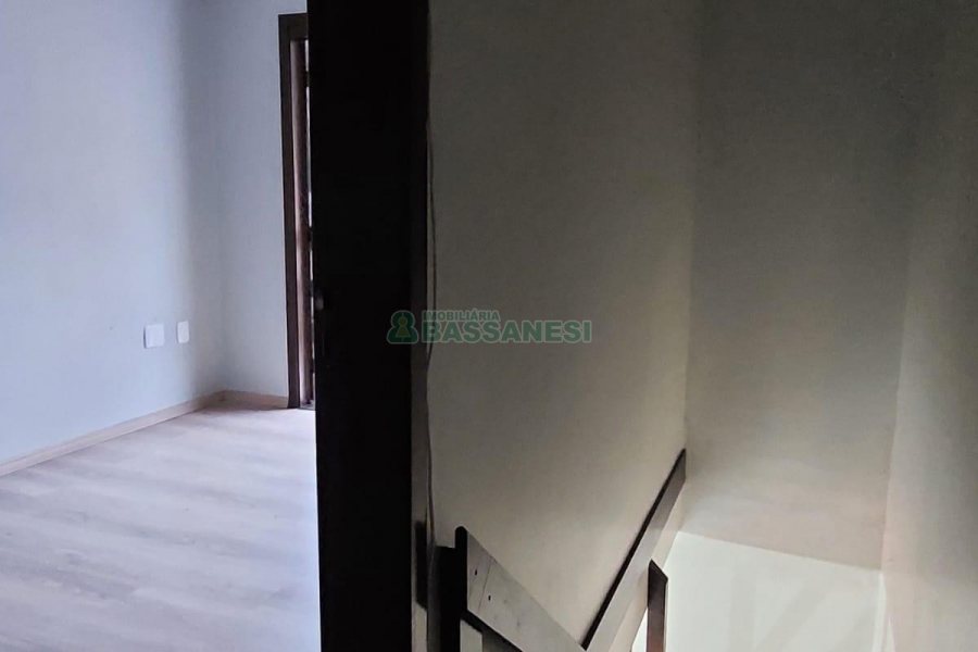 Sobrado com 60m², 2 dormitórios, no bairro Charqueadas em Caxias do Sul para Alugar