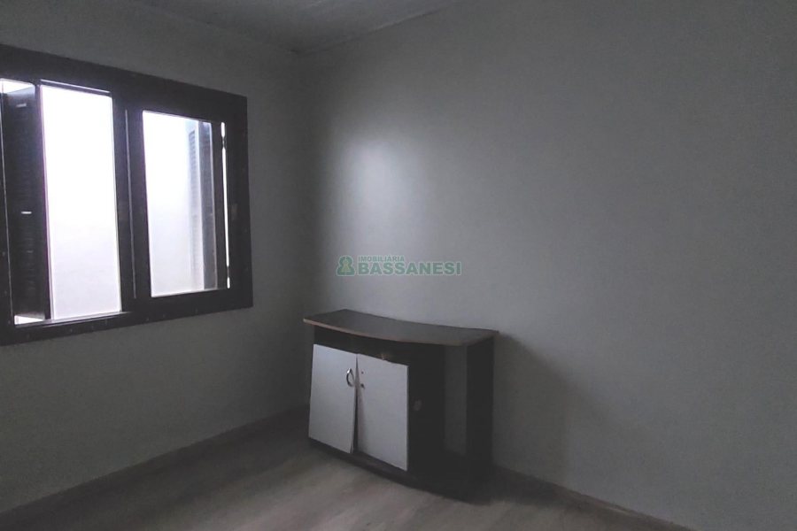 Sobrado com 60m², 2 dormitórios, no bairro Charqueadas em Caxias do Sul para Alugar