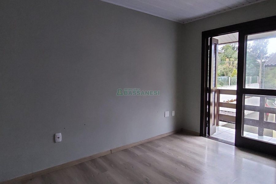 Sobrado com 60m², 2 dormitórios, no bairro Charqueadas em Caxias do Sul para Alugar