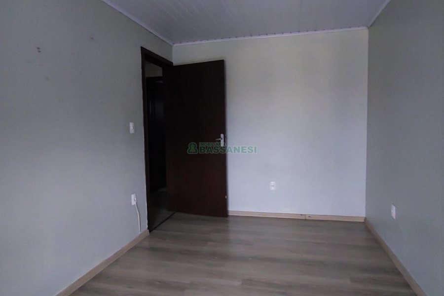 Sobrado com 60m², 2 dormitórios, no bairro Charqueadas em Caxias do Sul para Alugar