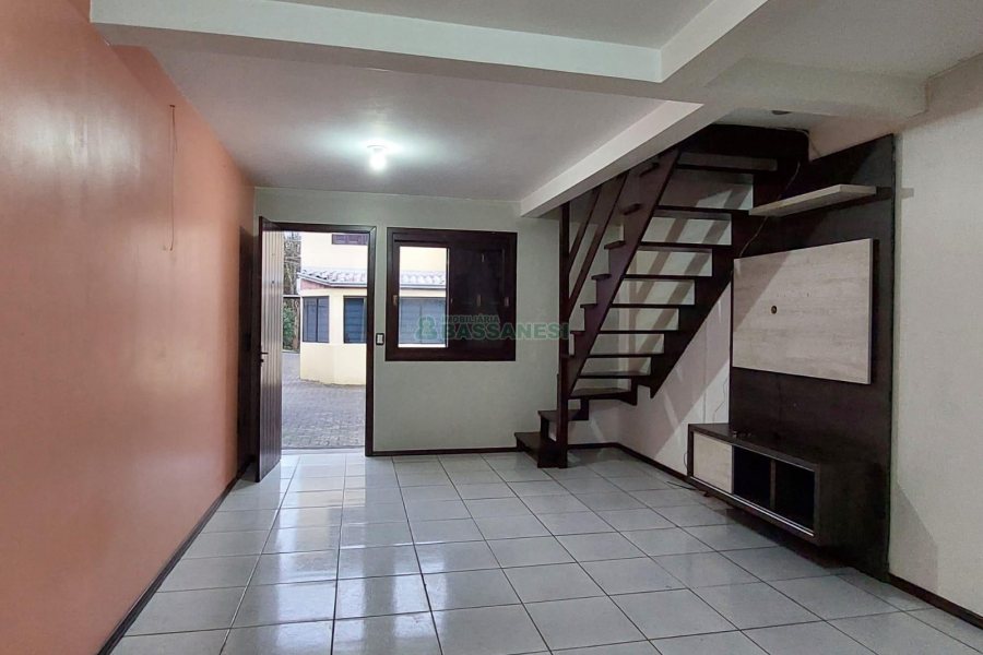 Sobrado com 60m², 2 dormitórios, no bairro Charqueadas em Caxias do Sul para Alugar