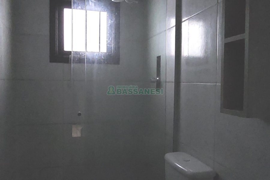 Sobrado com 60m², 2 dormitórios, no bairro Charqueadas em Caxias do Sul para Alugar