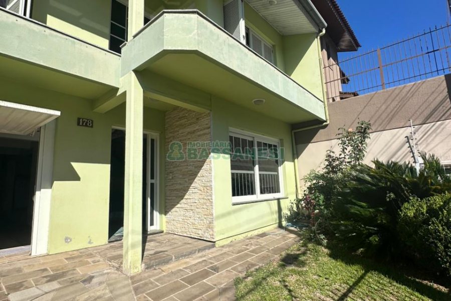 Casa com 250m², 3 dormitórios, 2 vagas, no bairro São Leopoldo em Caxias do Sul para Comprar