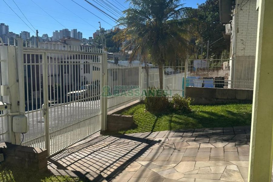 Casa com 250m², 3 dormitórios, 2 vagas, no bairro São Leopoldo em Caxias do Sul para Comprar