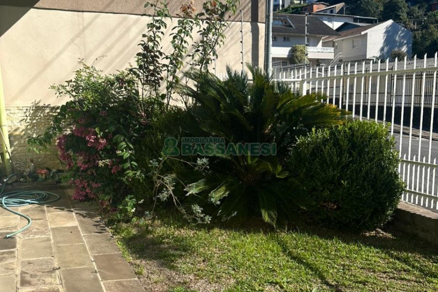 Casa com 250m², 3 dormitórios, 2 vagas, no bairro São Leopoldo em Caxias do Sul para Comprar