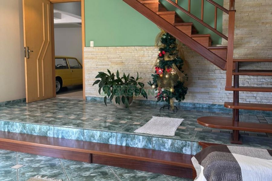 Casa com 250m², 3 dormitórios, 2 vagas, no bairro São Leopoldo em Caxias do Sul para Comprar