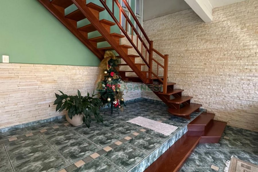 Casa com 250m², 3 dormitórios, 2 vagas, no bairro São Leopoldo em Caxias do Sul para Comprar