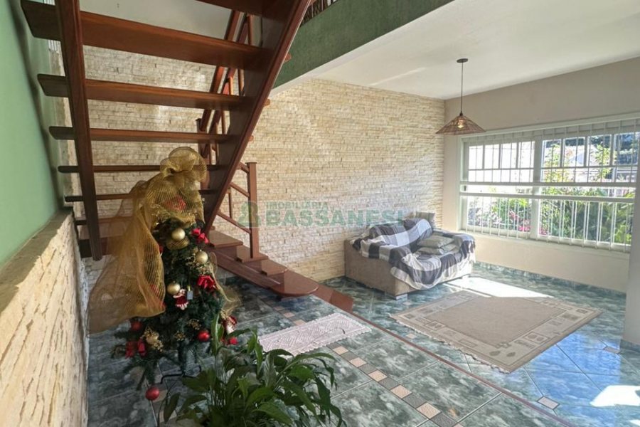 Casa com 250m², 3 dormitórios, 2 vagas, no bairro São Leopoldo em Caxias do Sul para Comprar