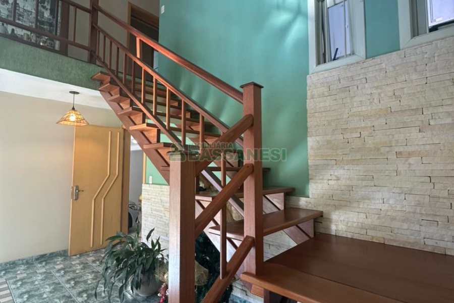 Casa com 250m², 3 dormitórios, 2 vagas, no bairro São Leopoldo em Caxias do Sul para Comprar