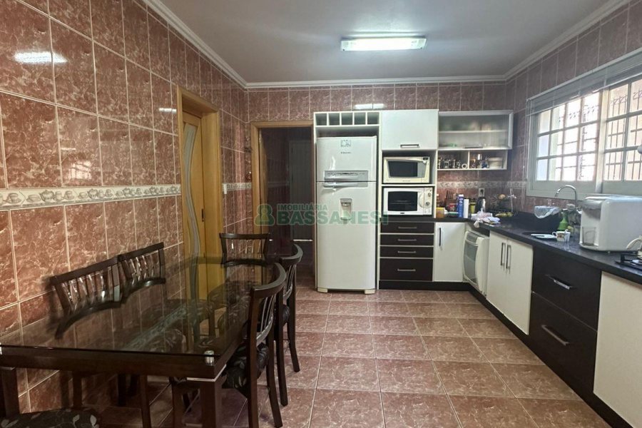 Casa com 250m², 3 dormitórios, 2 vagas, no bairro São Leopoldo em Caxias do Sul para Comprar