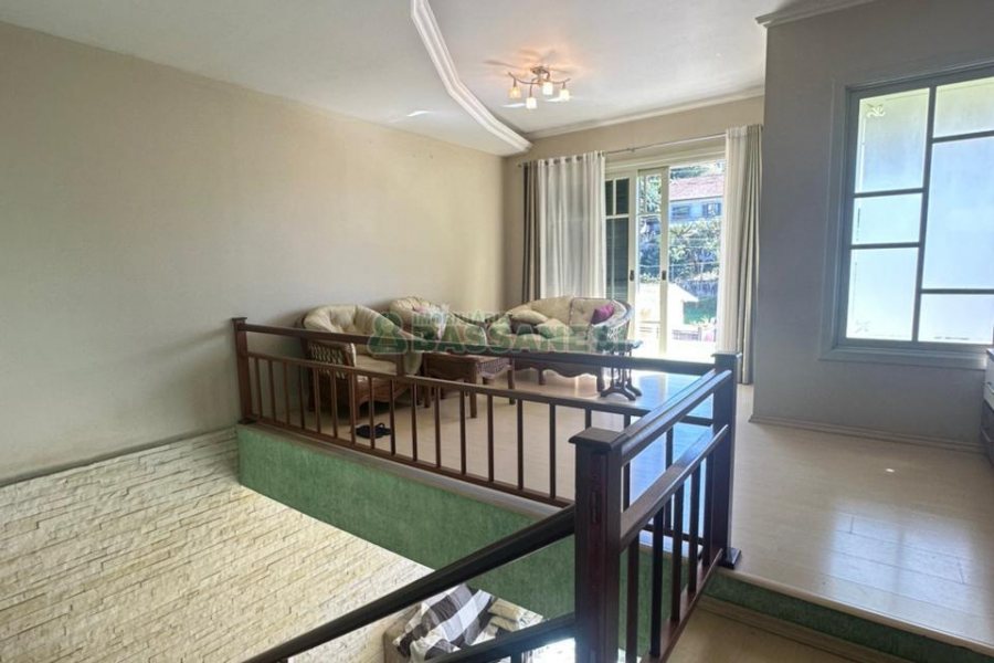 Casa com 250m², 3 dormitórios, 2 vagas, no bairro São Leopoldo em Caxias do Sul para Comprar