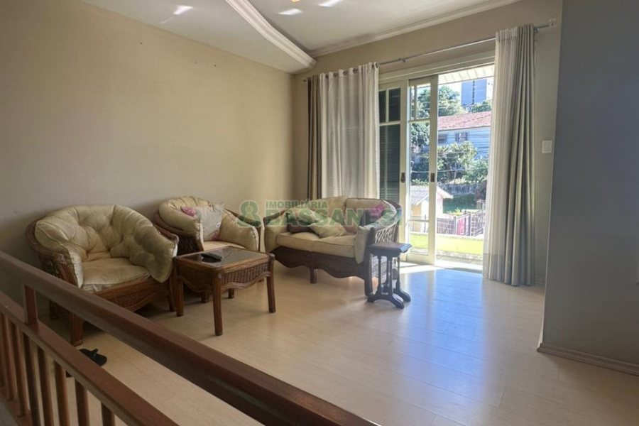 Casa com 250m², 3 dormitórios, 2 vagas, no bairro São Leopoldo em Caxias do Sul para Comprar