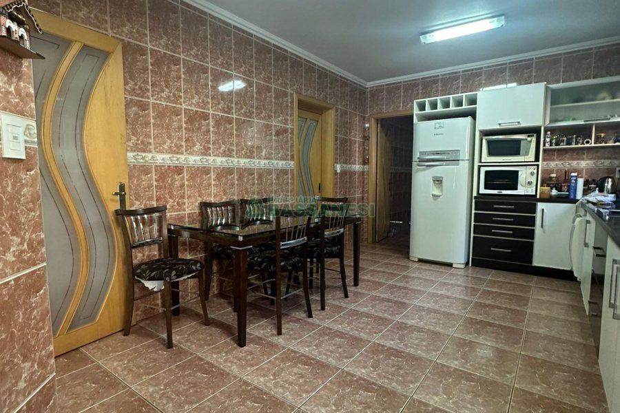 Casa com 250m², 3 dormitórios, 2 vagas, no bairro São Leopoldo em Caxias do Sul para Comprar