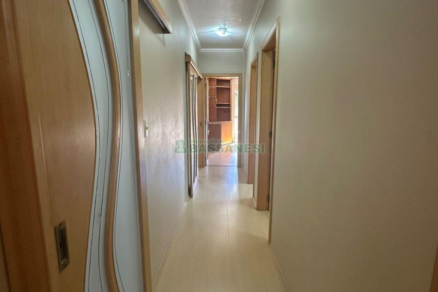 Casa com 250m², 3 dormitórios, 2 vagas, no bairro São Leopoldo em Caxias do Sul para Comprar