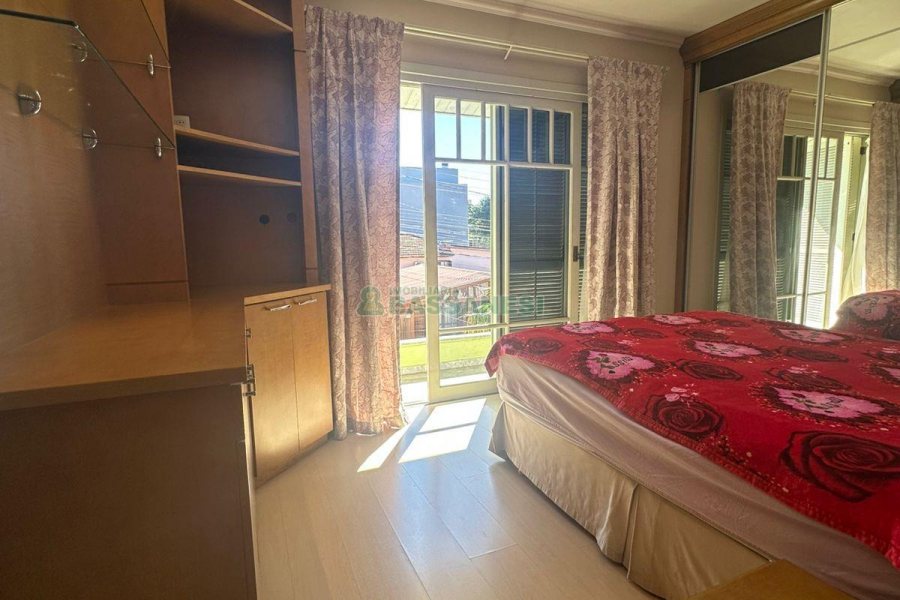 Casa com 250m², 3 dormitórios, 2 vagas, no bairro São Leopoldo em Caxias do Sul para Comprar