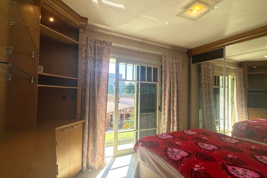 Casa com 250m², 3 dormitórios, 2 vagas, no bairro São Leopoldo em Caxias do Sul para Comprar